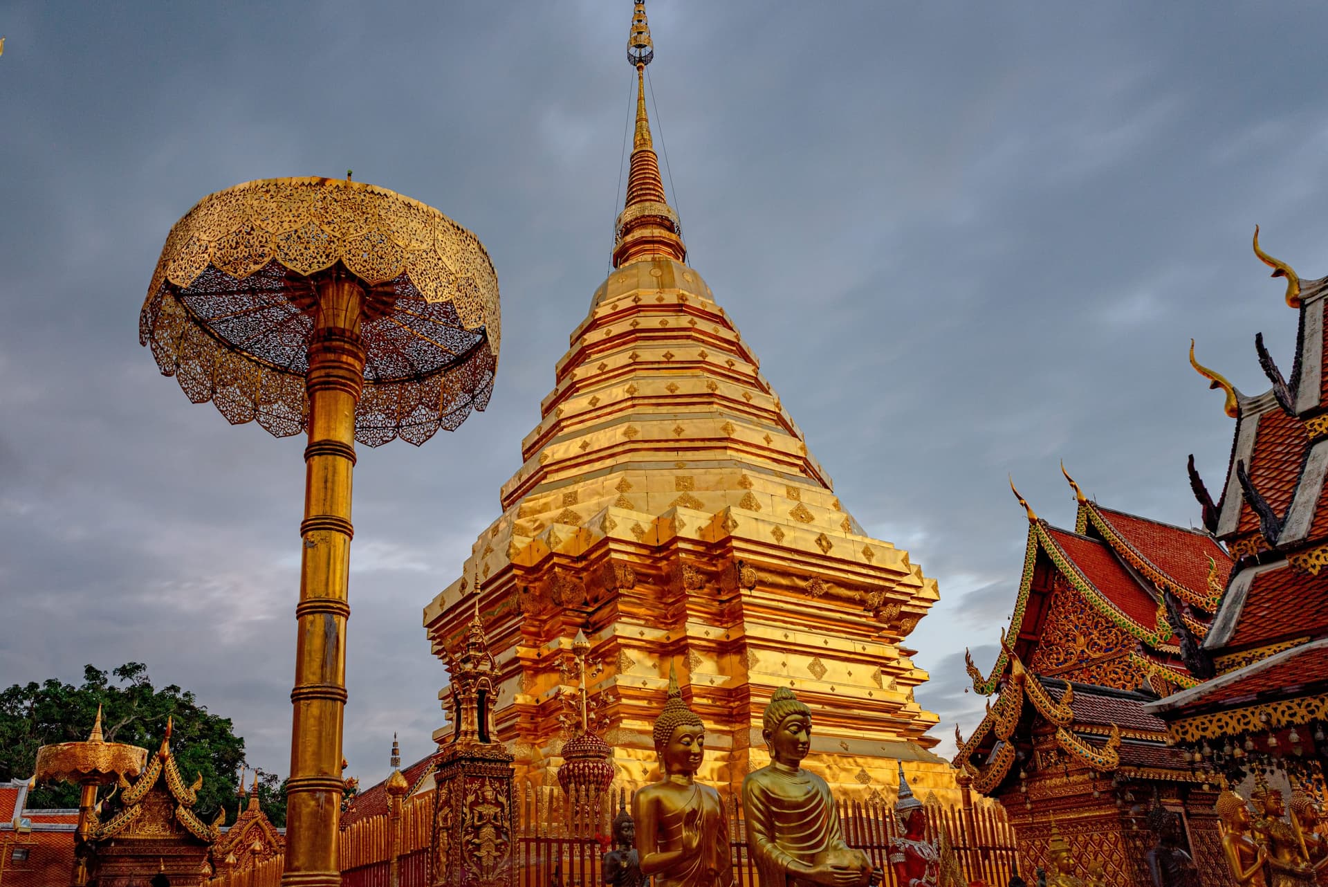 เจดีย์ทองของวัดพระธาตุดอยสุเทพยามพลบค่ำเหนือเมืองเชียงใหม่ ช่วงวัฒนธรรมของโปรแกรมอินเซนทีฟ