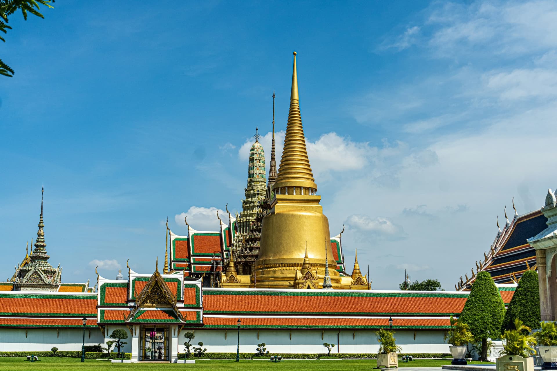 Bảo tháp vàng của Chùa Phật Ngọc (Wat Phra Kaew) nhô lên trên dãy hành lang của Hoàng cung (Grand Palace), Bangkok. Một chương trình Bangkok 6 ngày 5 đêm nằm gọn trong 30 ngày.