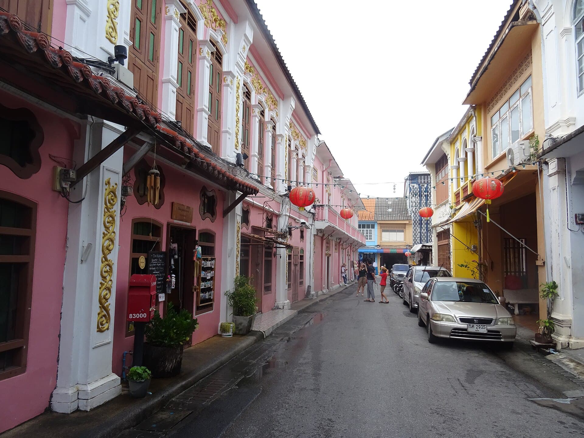 อาคารพาณิชย์สไตล์ชิโน-โปรตุกีสในย่านเมืองเก่าภูเก็ต หนึ่งในฉากเชิงวัฒนธรรมที่โปรแกรมในประเทศไทยใช้สร้างสรรค์ได้