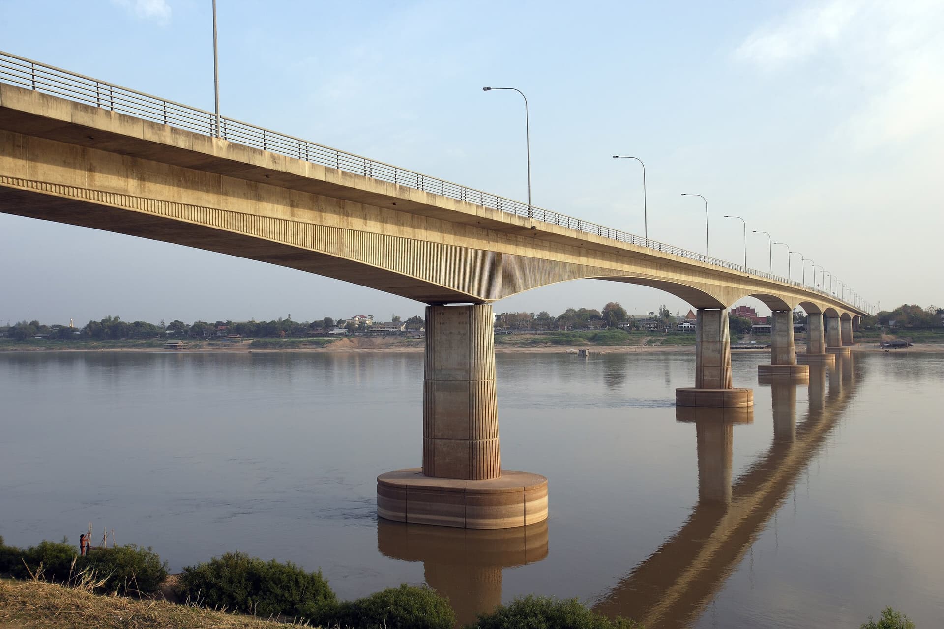 Cầu Hữu nghị Thái-Lào bắc qua sông Mekong, nhìn từ phía Lào. Bờ bên kia là Nong Khai, Thái Lan.