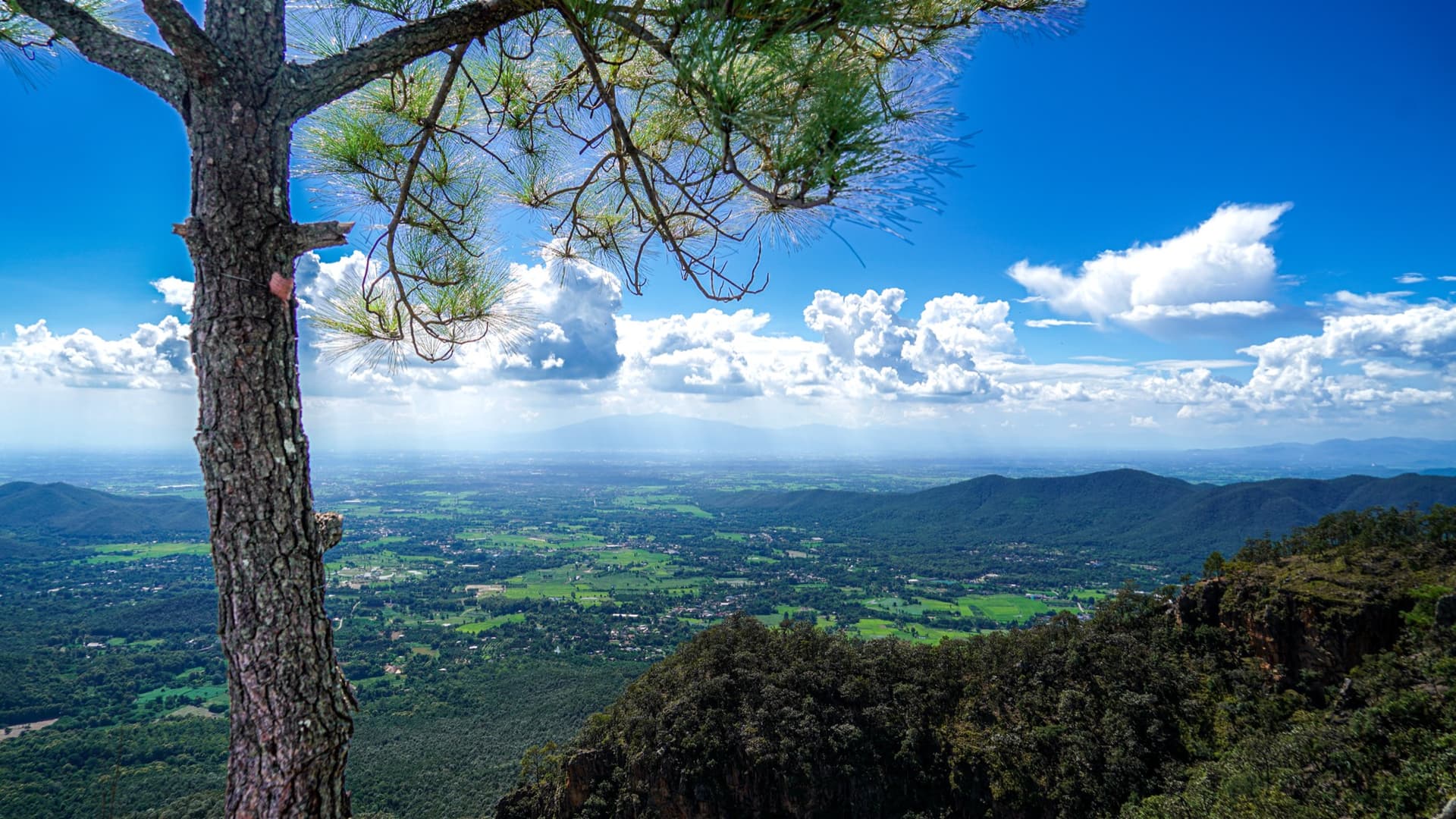 Thung lũng Chiang Mai và những rặng núi xa nhìn từ điểm ngắm cảnh Doi Nang Mo, không khí trong nên nhìn rõ tới tận dãy núi cuối chân trời.