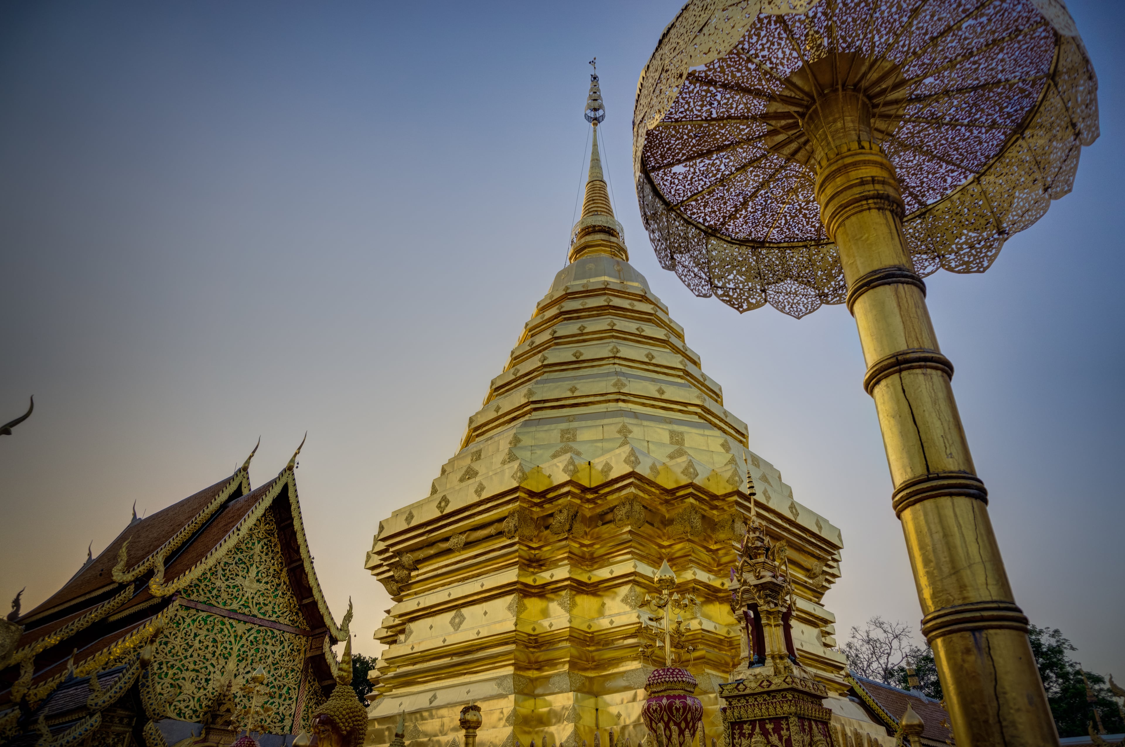 Chedi berlapis emas Wat Phra That Doi Suthep saat senja, Chiang Mai, Thailand