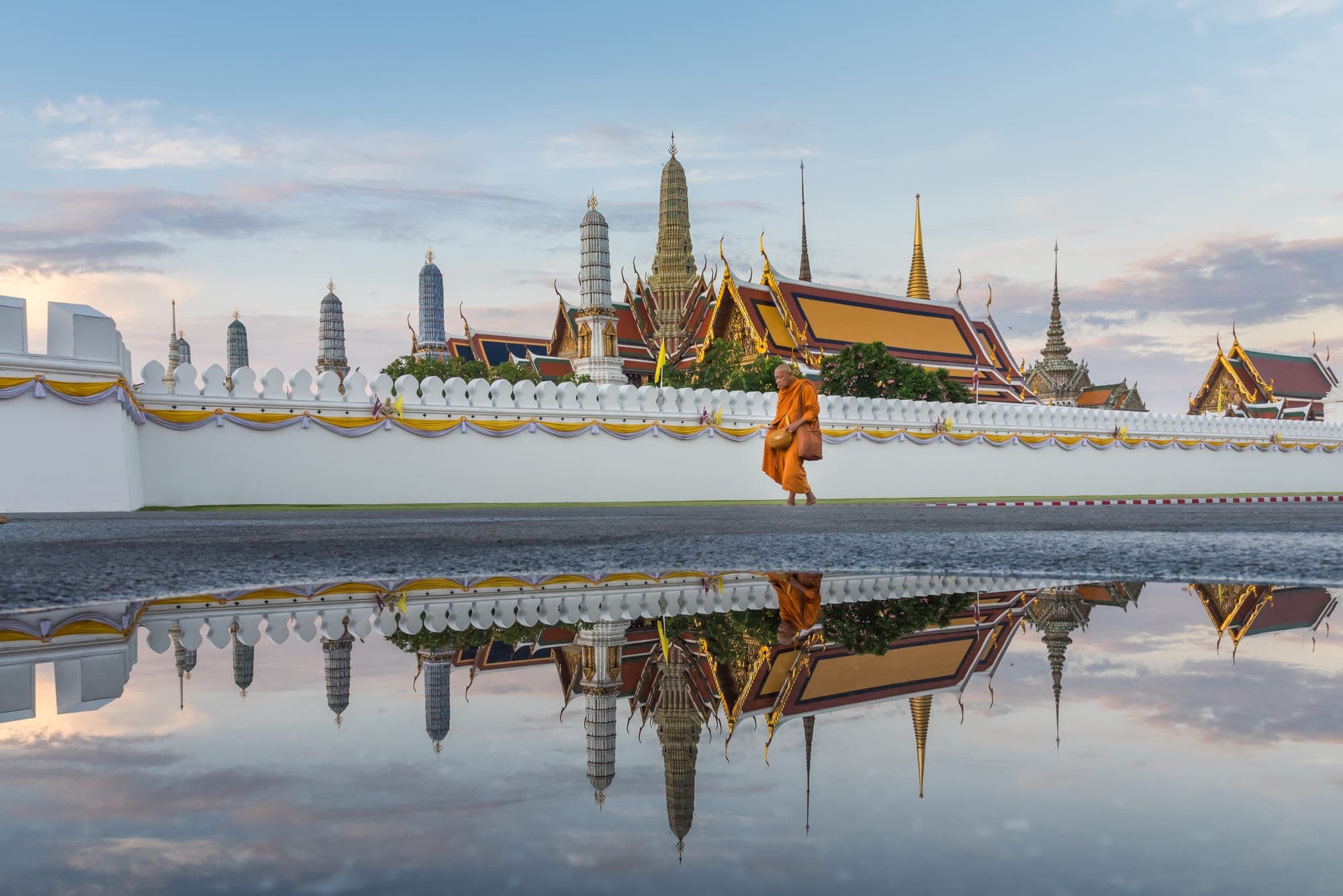 Las agujas doradas del Gran Palacio en Bangkok, Tailandia