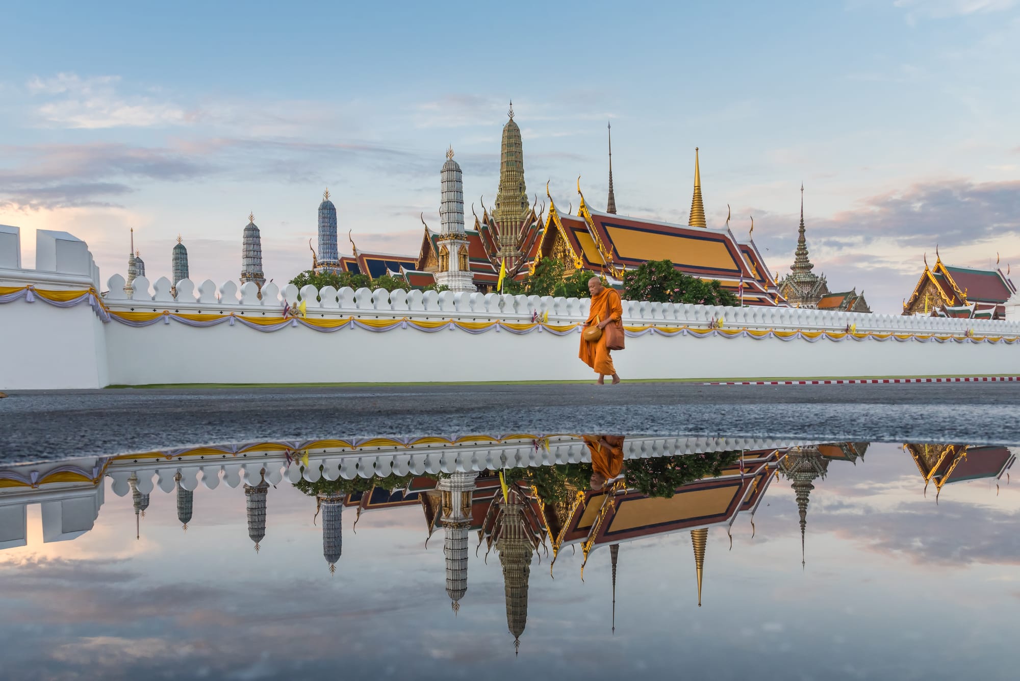 Bangunan dan menara berhias di Grand Palace, Bangkok