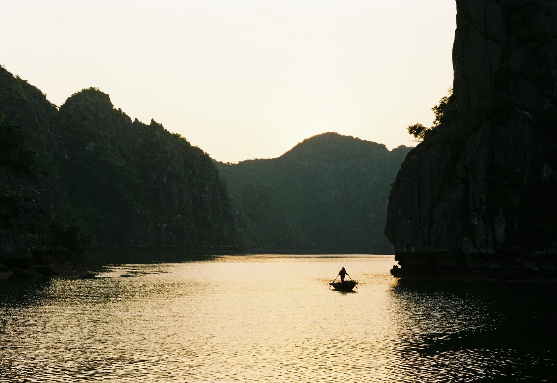 Ha Long Bay dari permukaan air, biasanya paling jelas pada musim gugur dan musim semi.