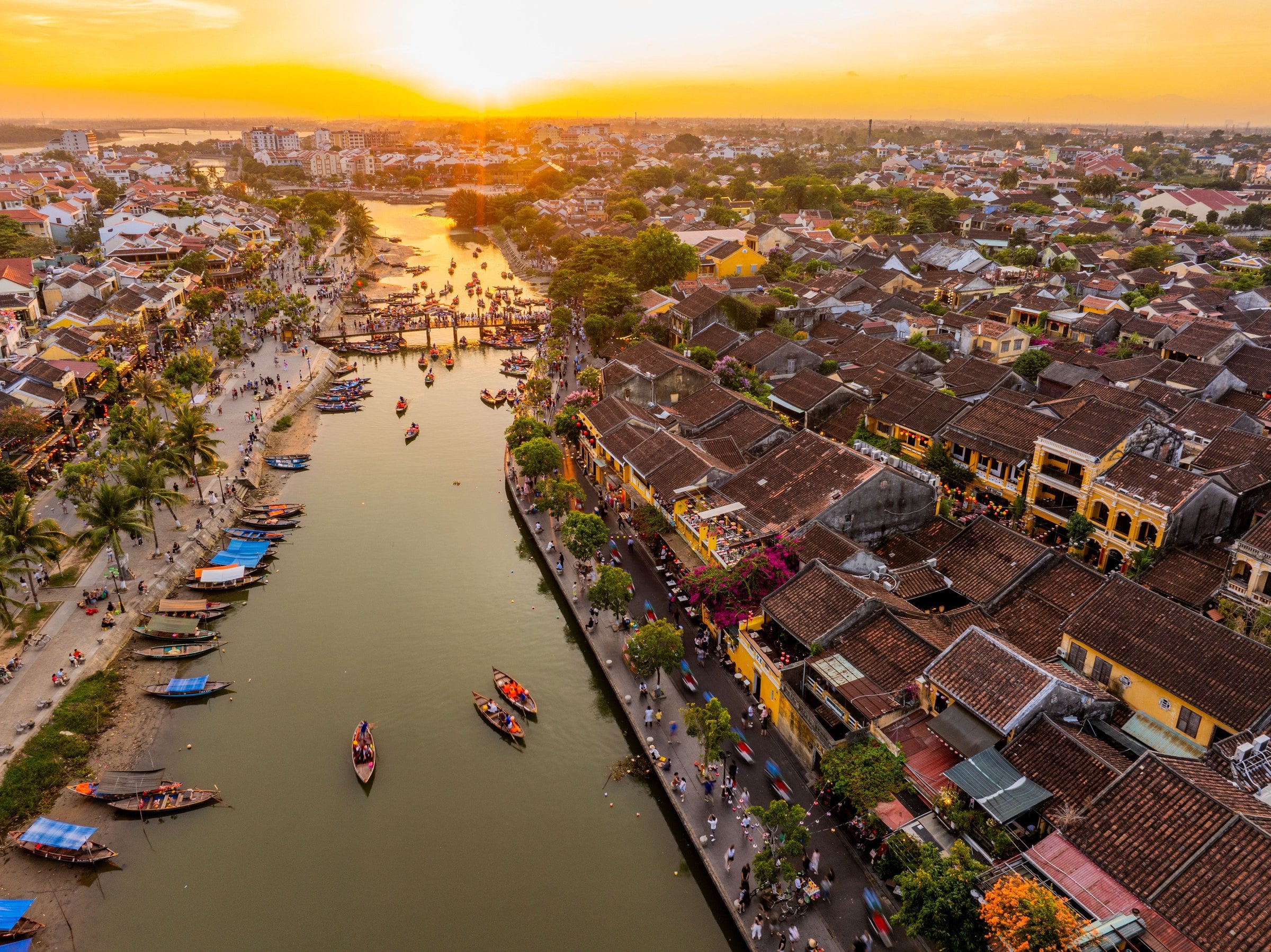 البلدة القديمة في هوي آن (Hoi An) ونهر ثو بون (Thu Bon) عند الغروب، من الجو
