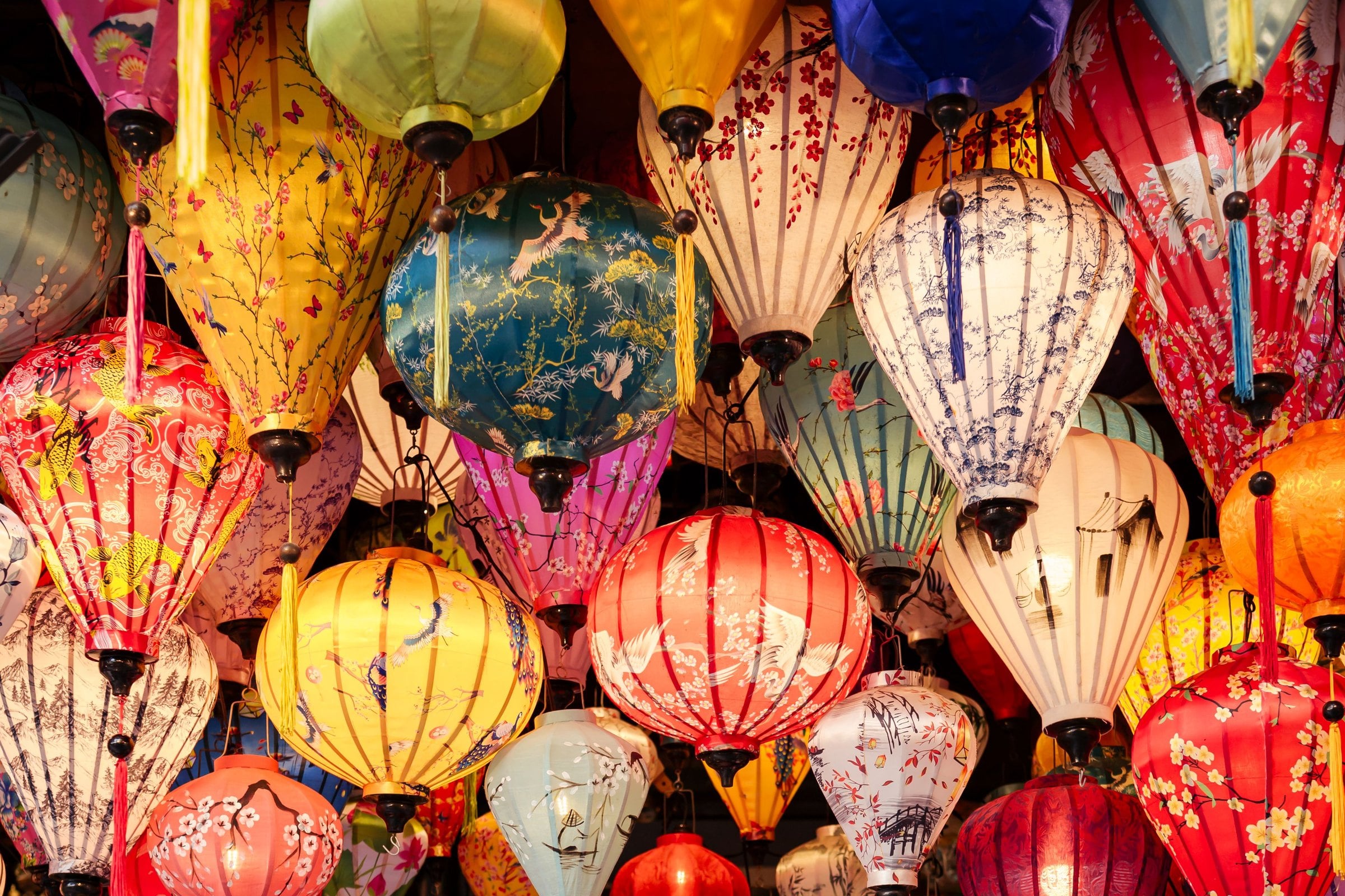 Faroles de seda con motivos de grullas y flores en una tienda de faroles de Hoi An