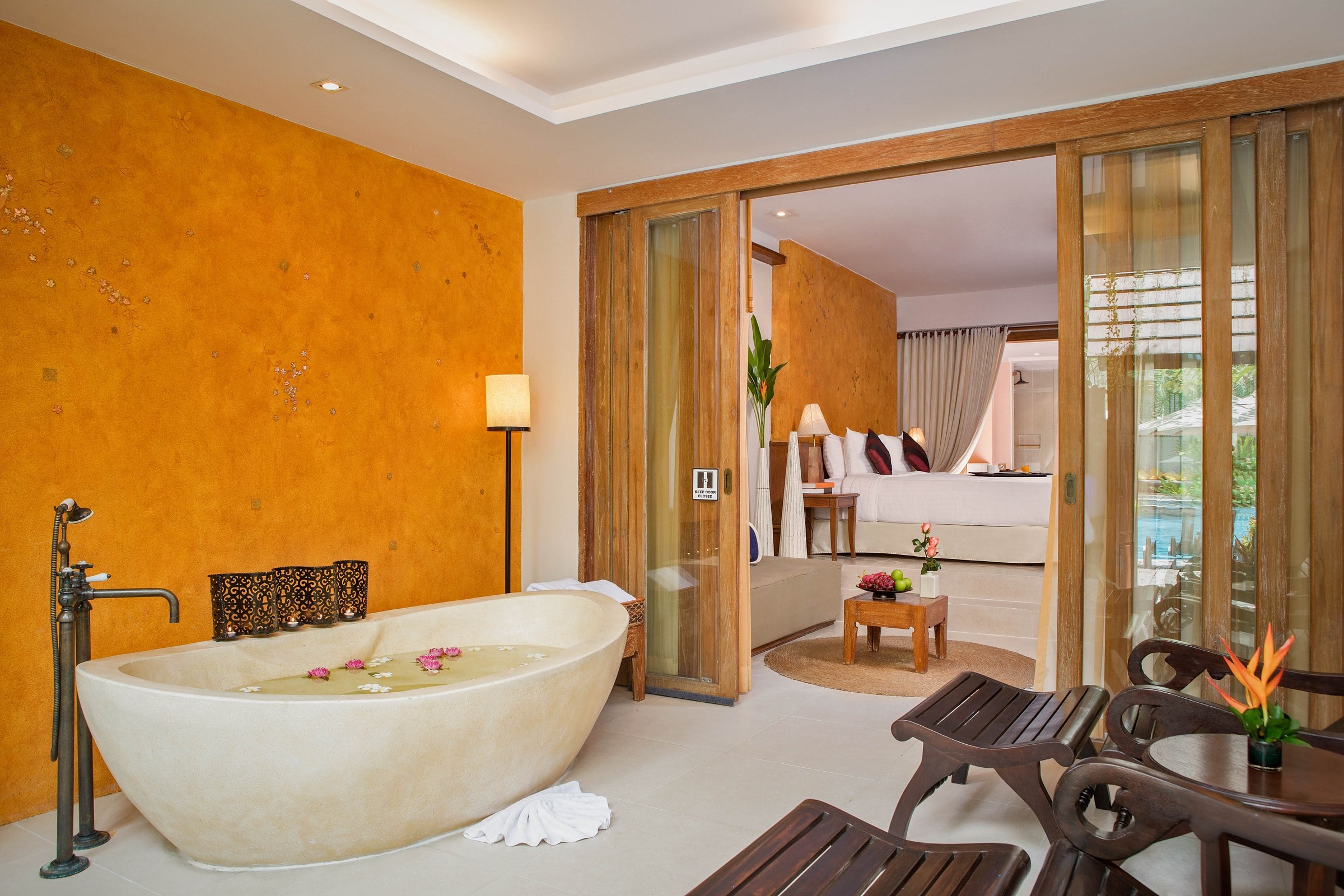 Bồn tắm ngoài trời và sân hiên liền với Honeymoon Room tại Burasari Phuket.