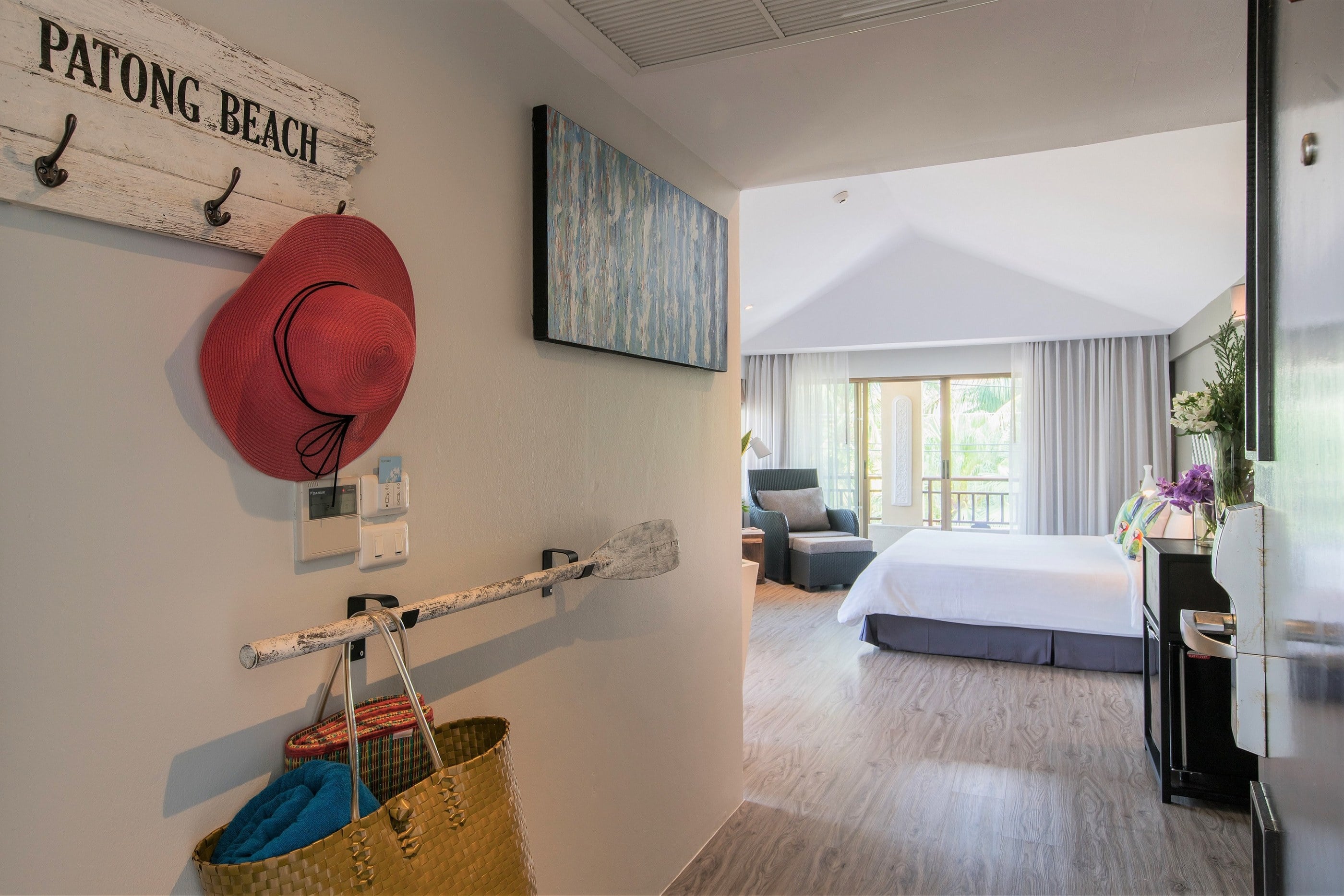 Lối vào và nội thất phòng Mood Collection tại Burasari Phuket.