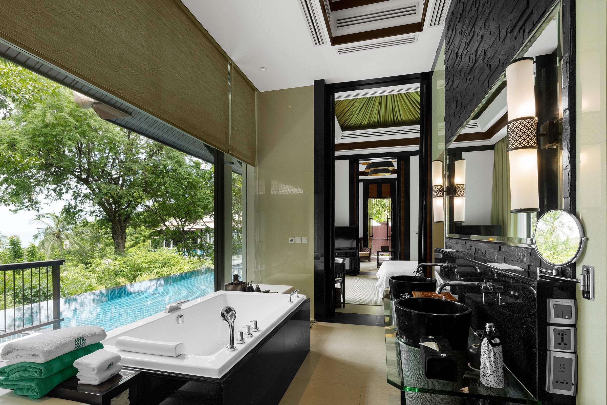 Phòng tắm mở ra hồ bơi riêng của biệt thự Wellbeing Sanctuary tại Banyan Tree Samui.