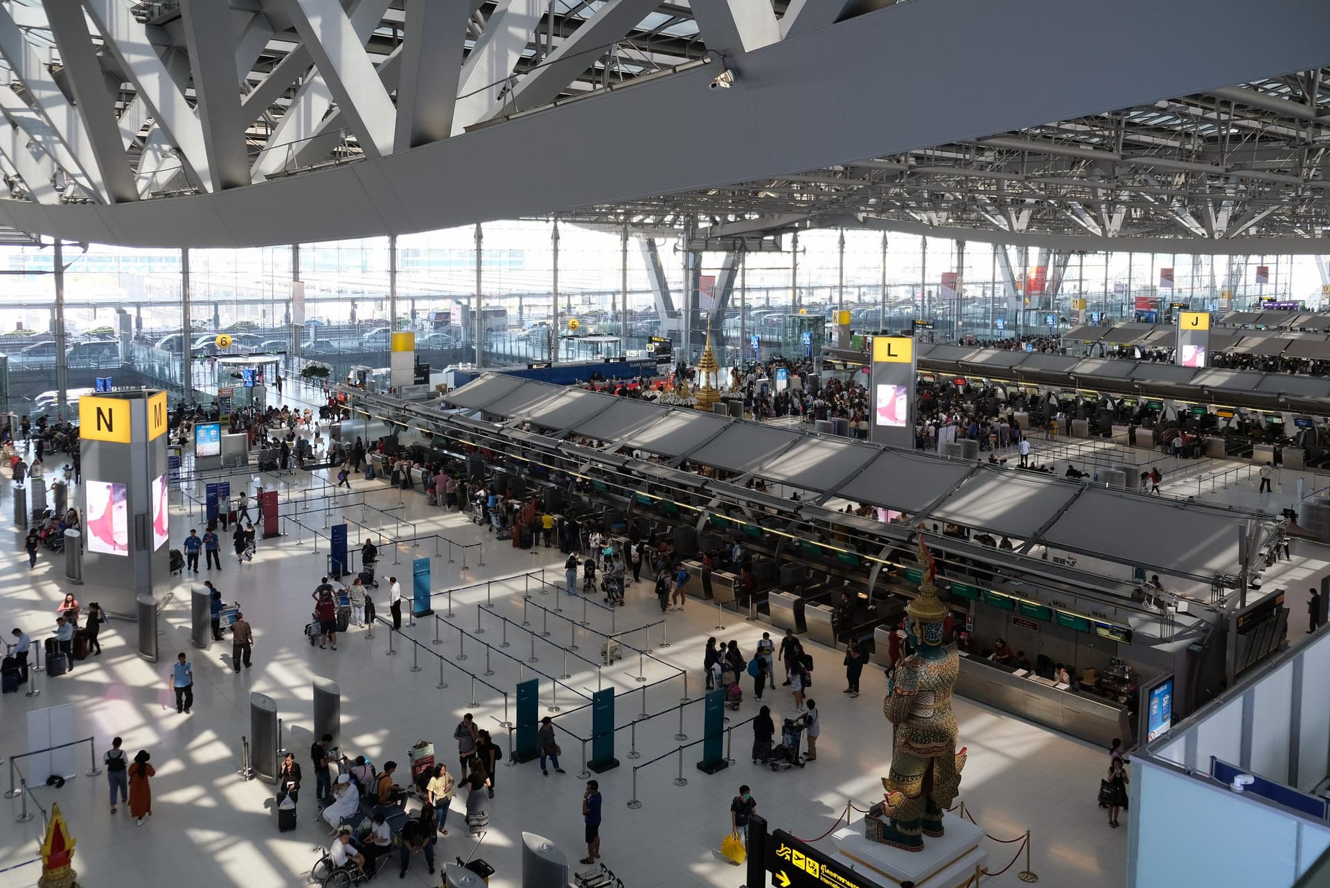 Area check-in internasional Suvarnabhumi dilihat dari lantai atas. Passenger Service Charge yang lebih tinggi sudah masuk ke setiap tiket internasional yang diterbitkan mulai 20 Juni 2026.