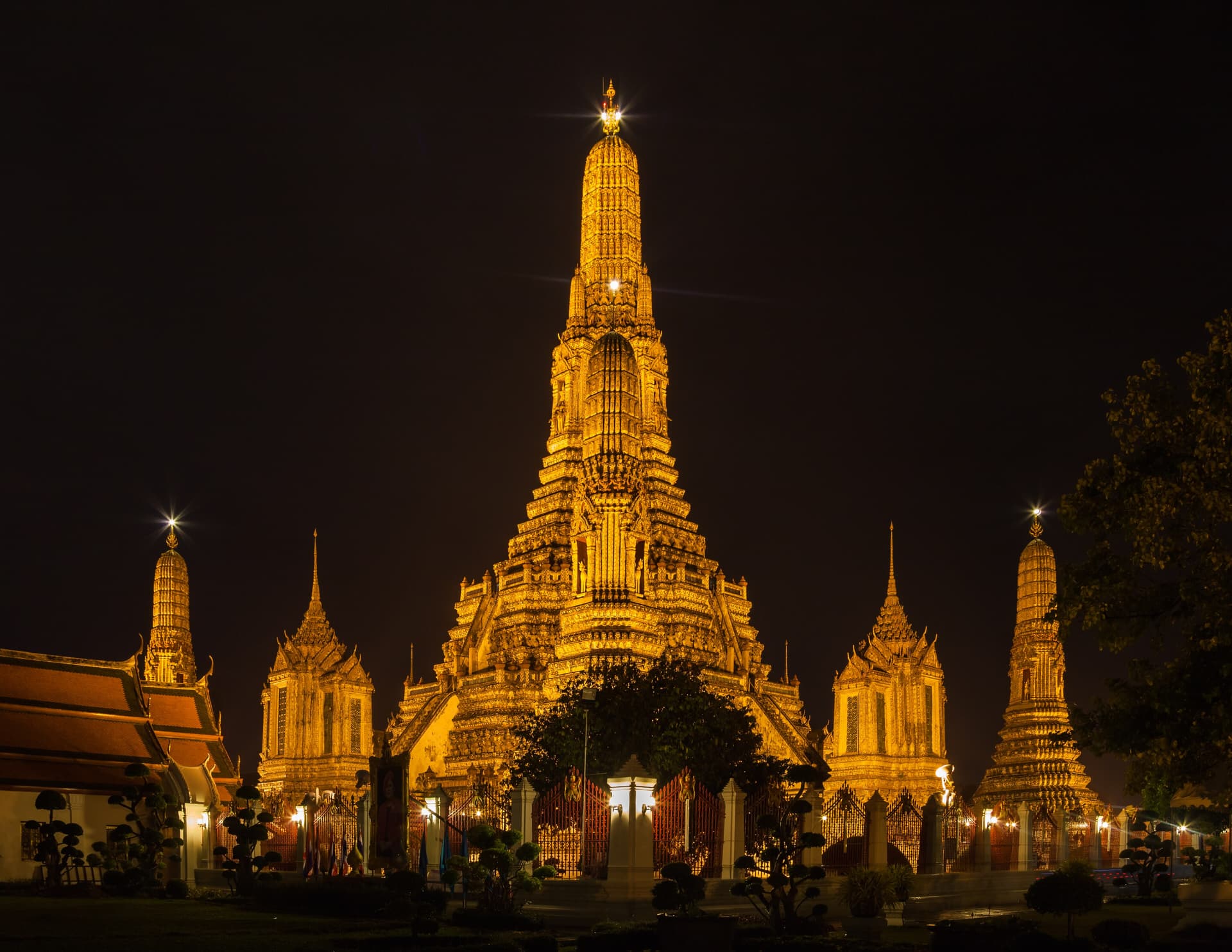 Wat Arun lit up on the Chao Phraya River in Bangkok. The fees and forms around a Thailand trip are shifting in 2026, but the trip itself is unchanged.