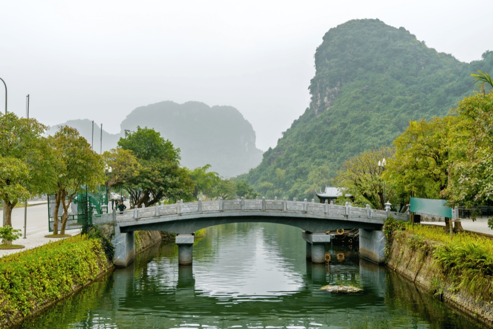 The karst rivers of Trang An in Ninh Binh, northern Vietnam. A 30-day Vietnam leg on the 90-day multiple-entry e-visa rebuilds a full 60-day two-country program without depending on the Thai extension.